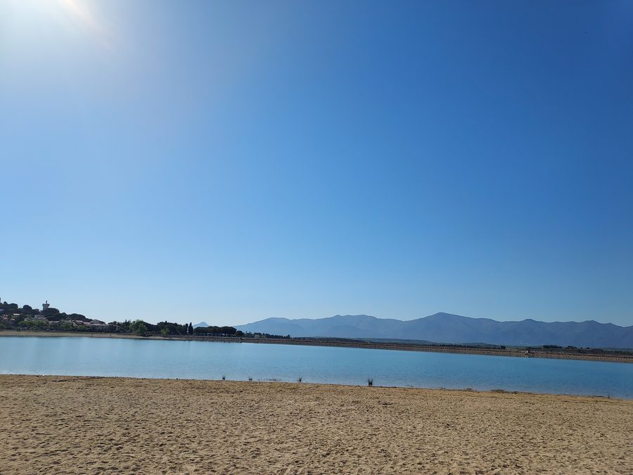 Blick auf den Lac de Villeneuve-de-la-Raho im April
