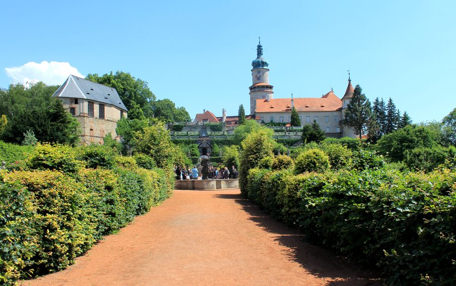 Schloss Nové Město nad Metují vom Schlossgarten aus
