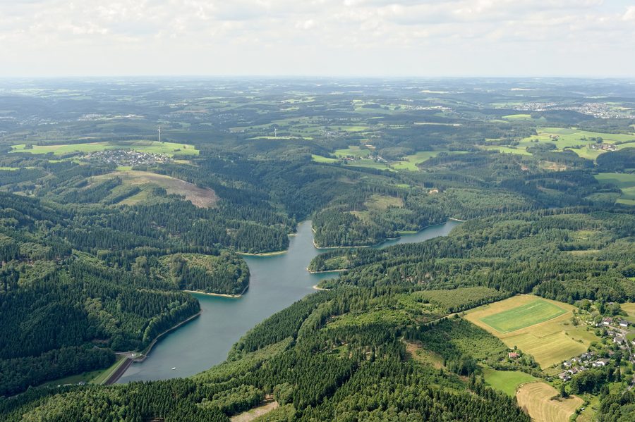 Luftaufnahme der Genkeltalsperre mit Marienheide-Dannenberg