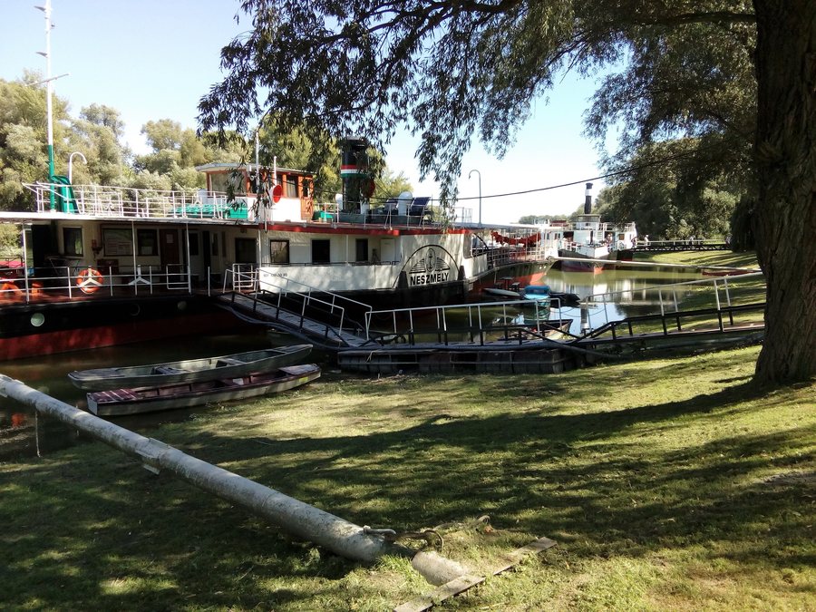 File:Ship exhibition (Neszmély).jpg