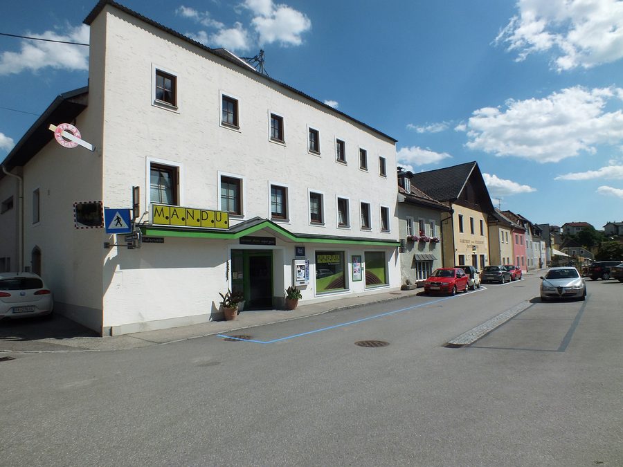 Historische Straße Untere Hafnerzeile in Freistadt mit dicht bebauten Bürgerhäusern