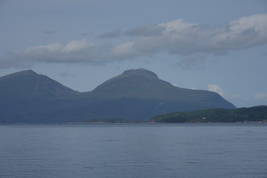 Berglandschaft auf der Insel Tustna in Aure mit Bergen von fast 900 Metern Höhe