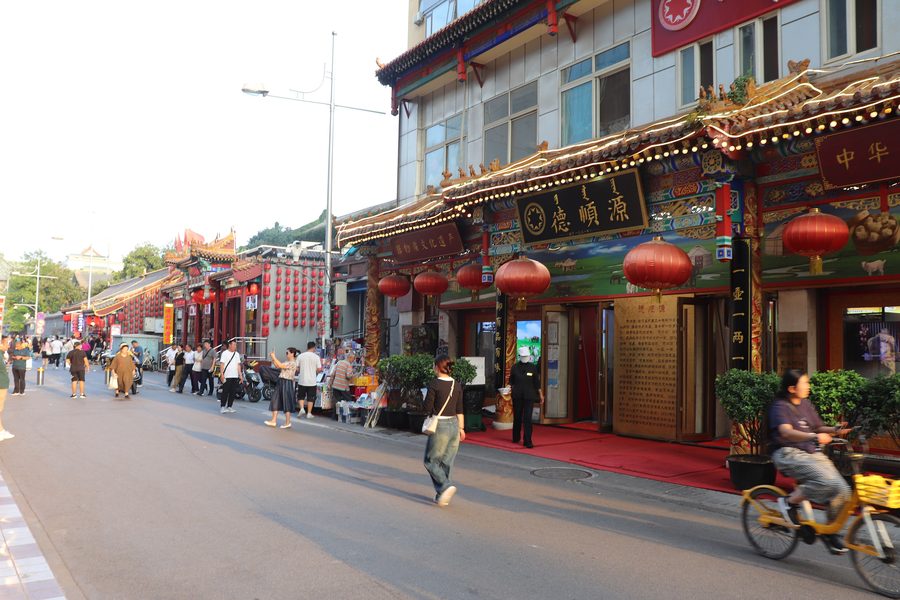 Traditionelle Hutong-Gasse Shuaifu yuan in Peking