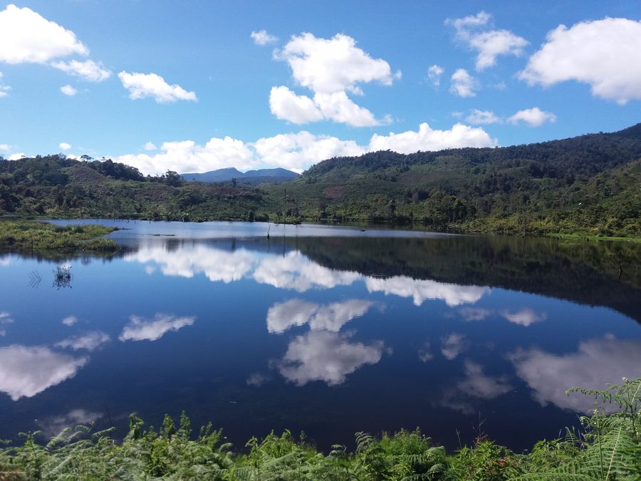 Danau Deduhuk di Desa Segamit, Muara Enim, dikelilingi perbukitan