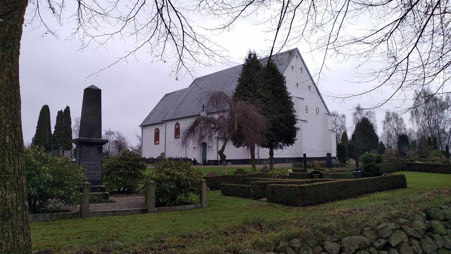 Außenansicht der Felsted Kirke mit Friedhof in Felsted, Dänemark