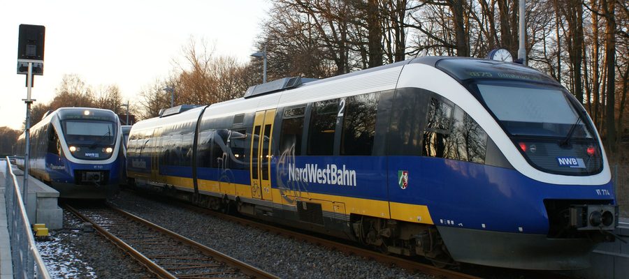 Zwei Züge der Nordwestbahn im Bahnhof Wellendorf