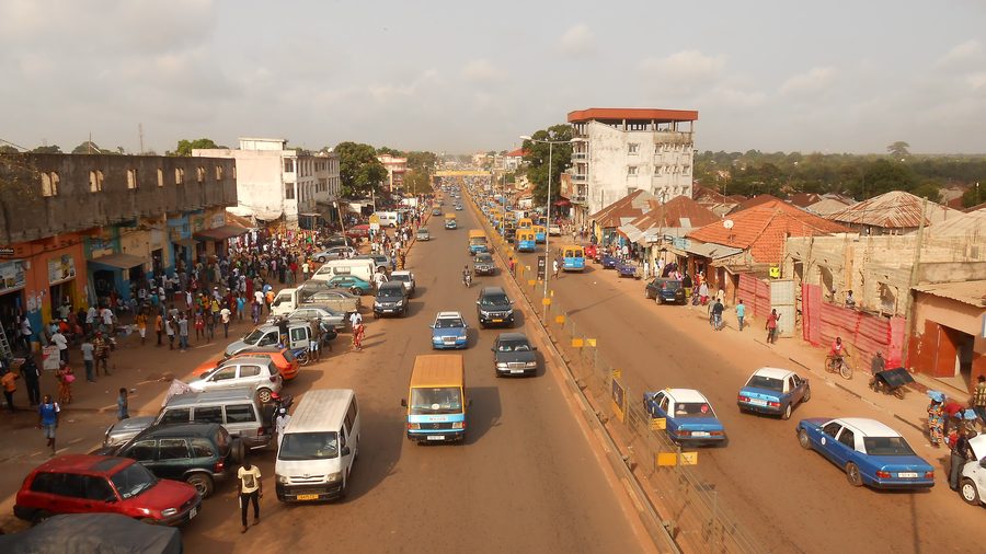 Straße in Bissau mit städtischem Alltag