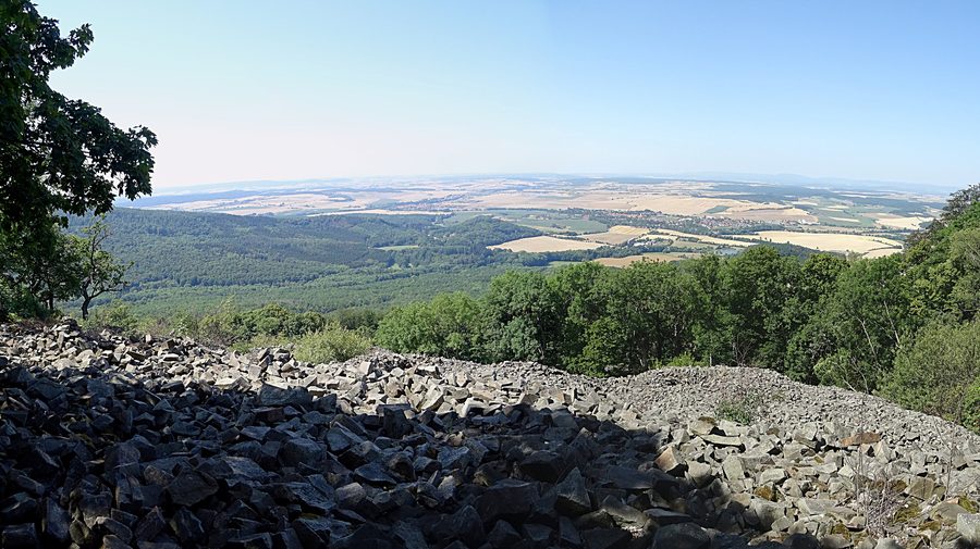 Blick vom Kleinen Gleichberg über die Landschaft in Richtung Römhild