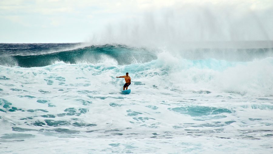Brandung an Oahus North Shore bei Haleiwa