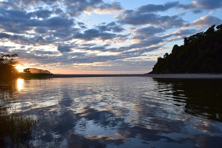 Strand von Itamambuca mit dem Itamambuca-Fluss in Ubatuba.