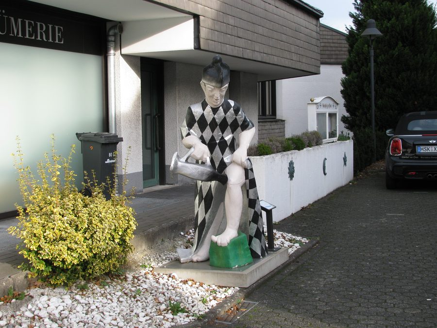 Kneipp-Figur vor einem Haus in der Bahnhofstraße in Olsberg