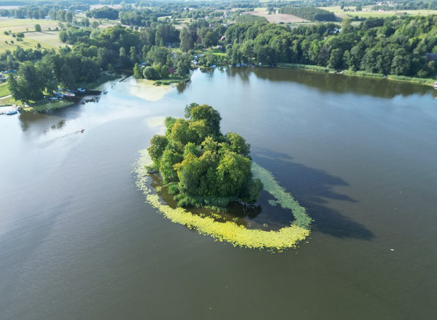 Insel am nördlichen Ende des Ruda-Woda-Sees nahe dem Eingang zum Elbląg-Kanal