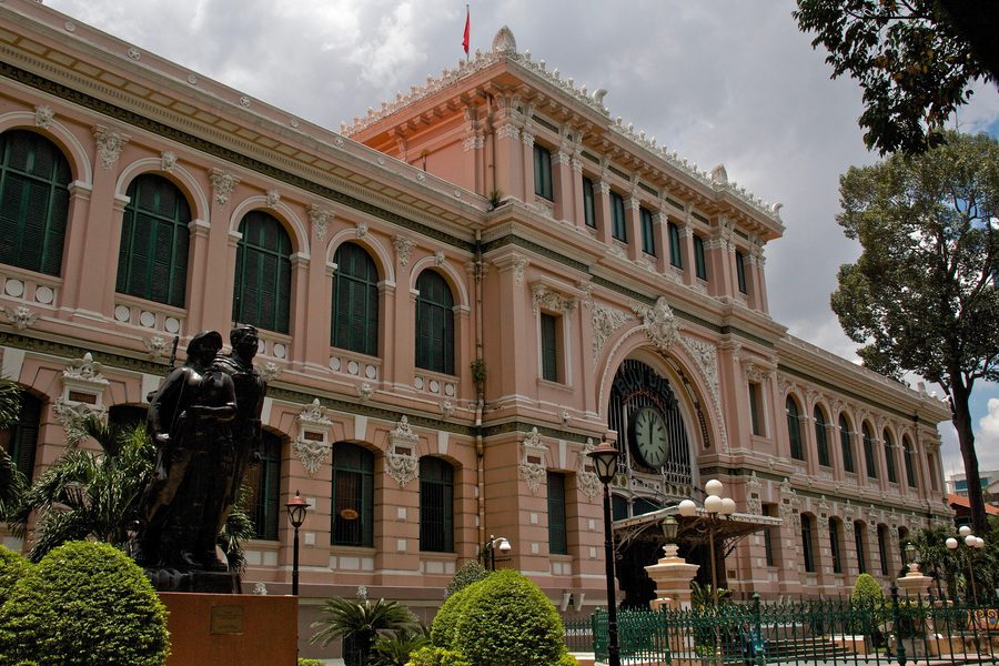Fassade des Saigon Central Post Office im französisch geprägten Zentrum von Ho Chi Minh Stadt