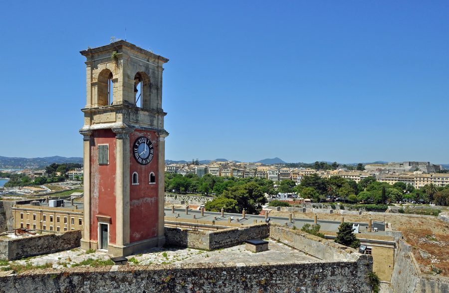 Alte Venezianische Festung von Korfu-Stadt mit venezianischem Glockenturm