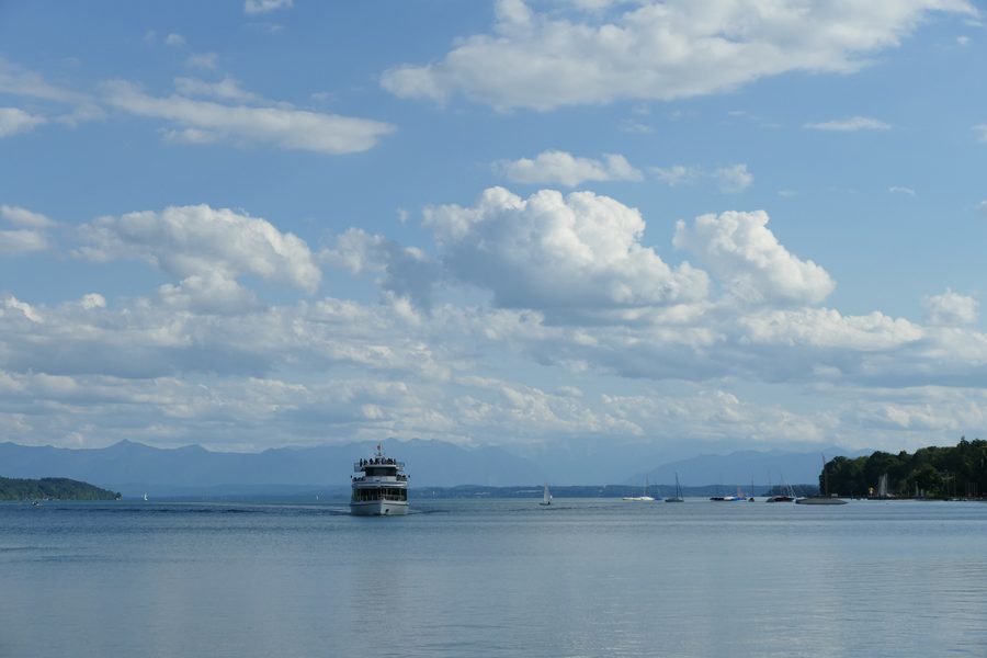 Elektroschiff Berg bei der Einfahrt in den Hafen von Starnberg