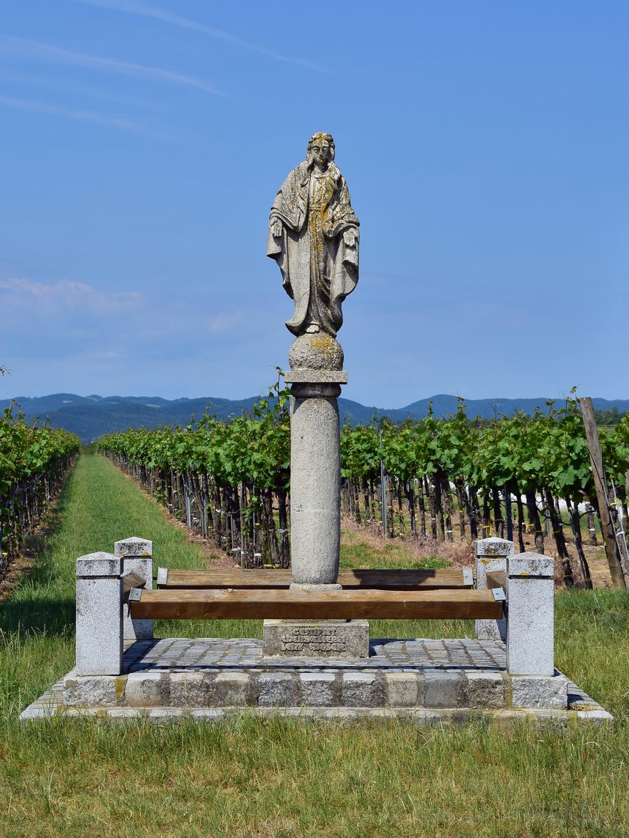 Statue in einem Weinberg bei Rohrendorf bei Krems