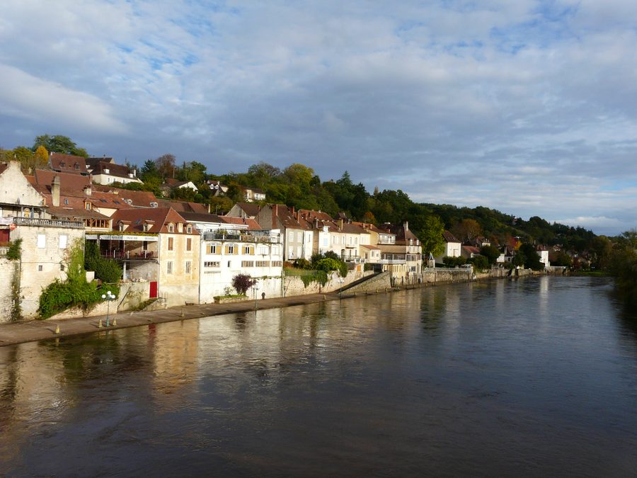 Die Vézère flussaufwärts der Brücke in Le Bugue im Département Dordogne