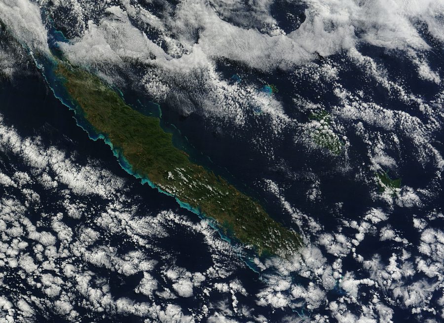 Satellitenaufnahme von Grande Terre und weiteren Inseln Neukaledoniens im Pazifik