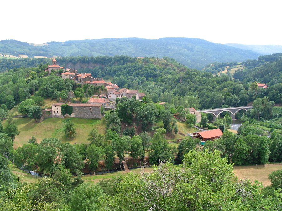 Blick von Süden auf das Dorf Saint-Arcons-d'Allier in der Haute-Loire