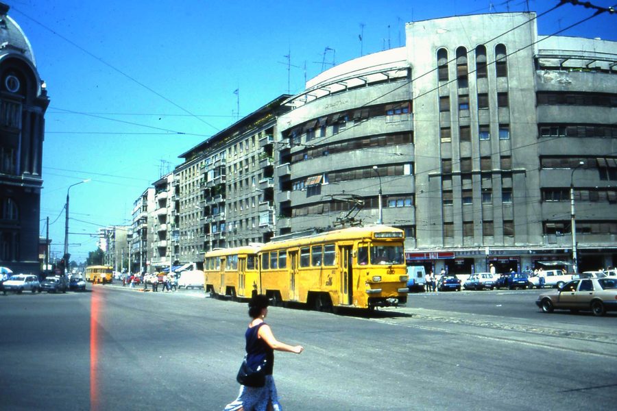 Modernistische Architektur an der Calea Griviței in Bukarest mit Straßenbahn