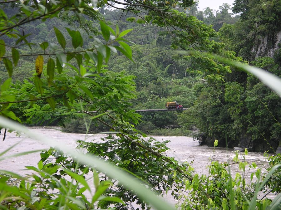 Brücke über den Pastaza-Fluss zwischen Puyo und Macas in Ecuador