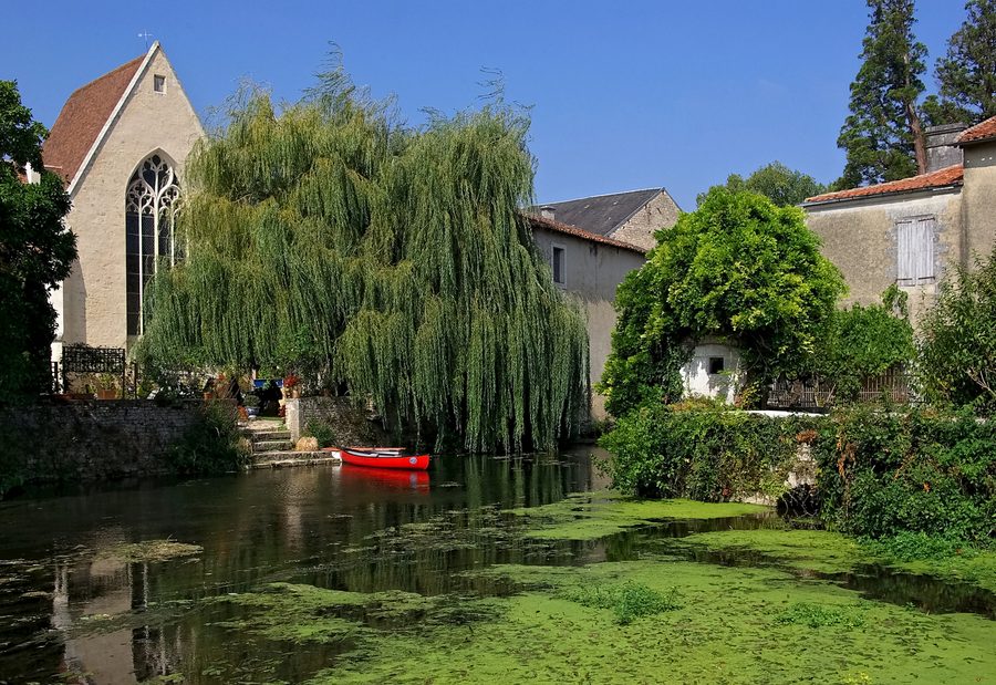 Der Fluss Charente vor dem ehemaligen Cordeliers-Kloster in Verteuil-sur-Charente