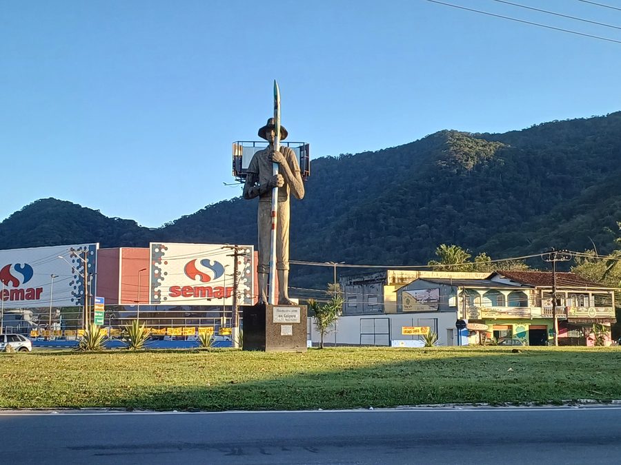 Denkmal zu Ehren der Caiçara-Kultur in Ubatuba.