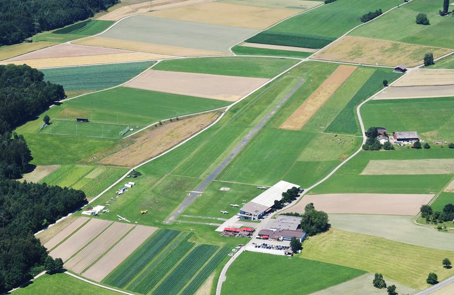Luftaufnahme des Flugplatzes Speck-Fehraltorf