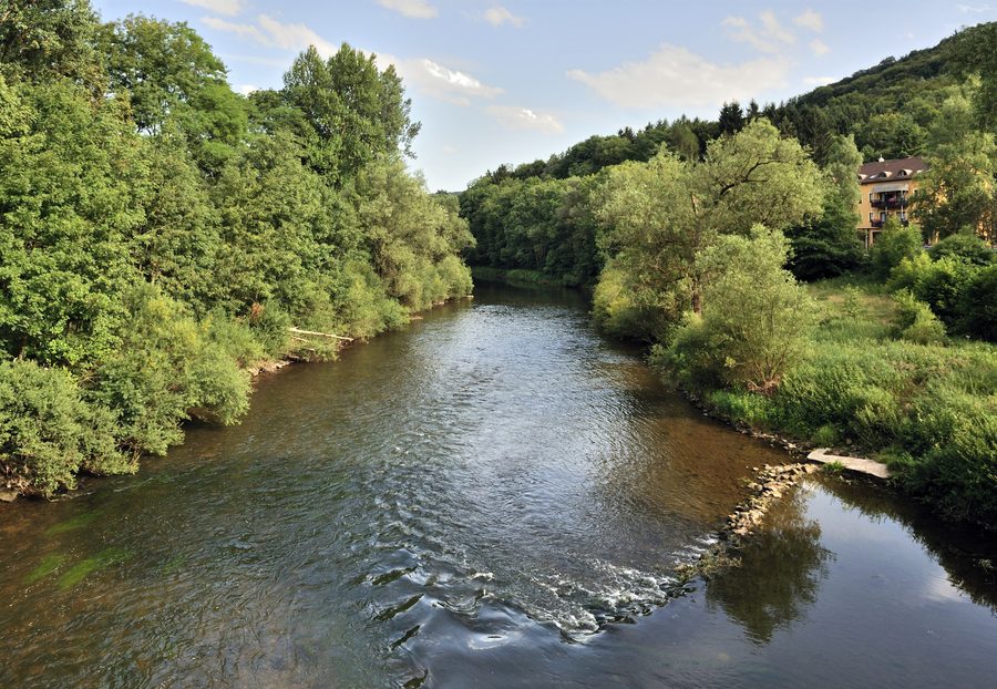 Die Sauer bei Weilerbach an der Brücke, mit Deutschland links und Luxemburg rechts