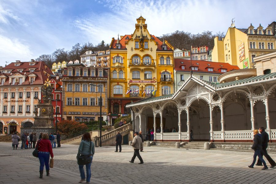 Markt-Kolonnade in Karlsbad mit Mineralwasserquellen