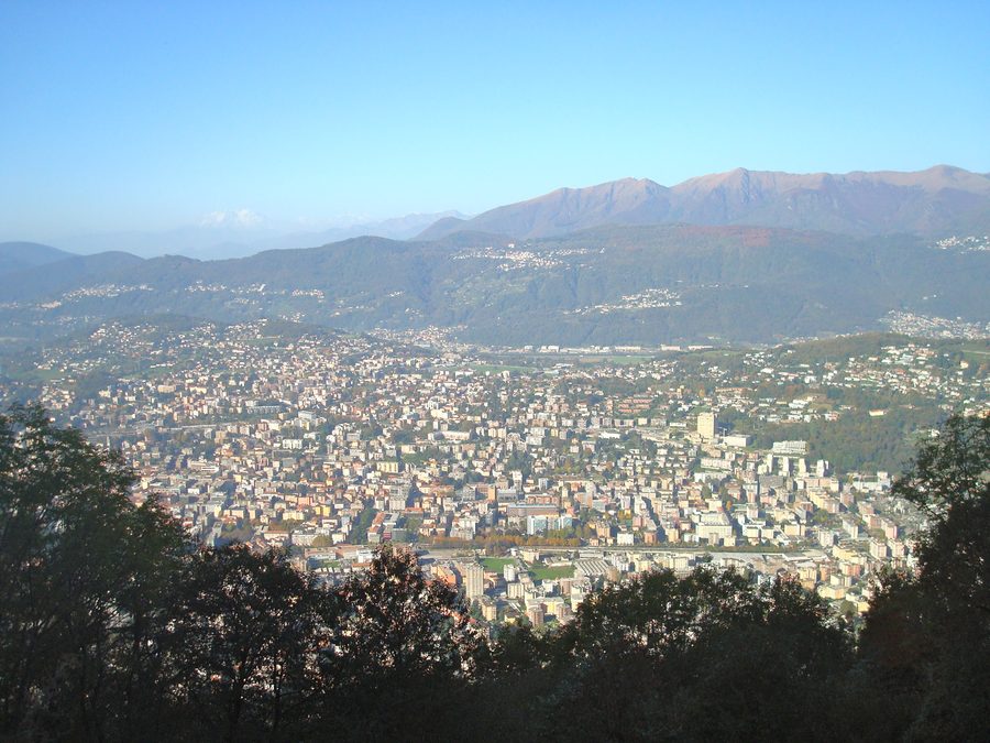 Blick vom Monte Brè über Lugano und den Luganersee auf die Berge
