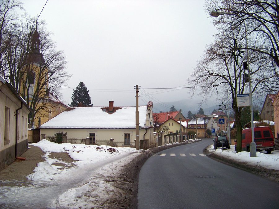 Pražská-Straße und Kirche St. Mauritius in Řevnice