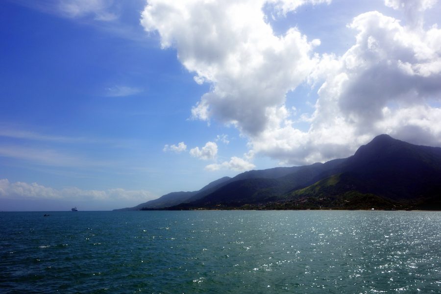 Vista de Ilhabela a partir da balsa de São Sebastião
