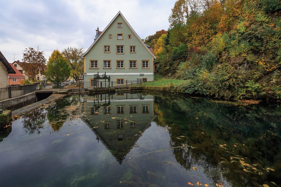 Brenztopf in Königsbronn mit historischem Rathaus im Hintergrund