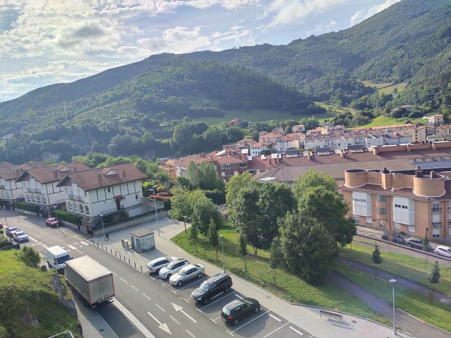 Mendaro mit seinem urbanisierten Bereich Mendarozabal und einem alten Bauernhofviertel