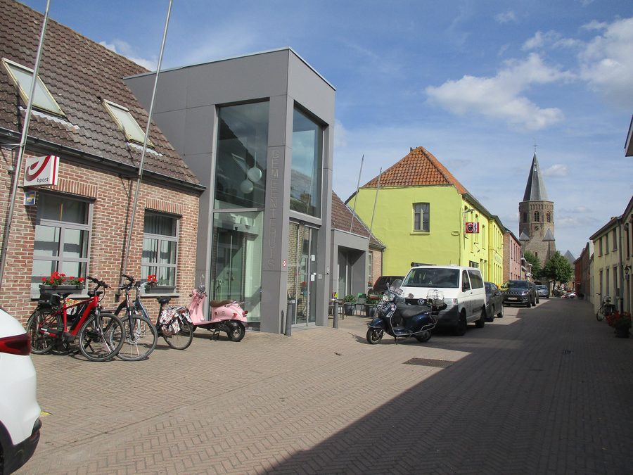 Kerkstraat in Zuienkerke mit dem Gemeindehaus, einem Estaminet und der Sint-Michielskerk