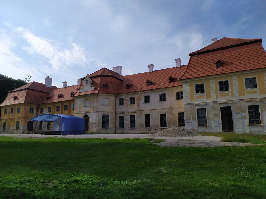 Južné priečelie Erdödyovského kaštieľa v Chtelnici.