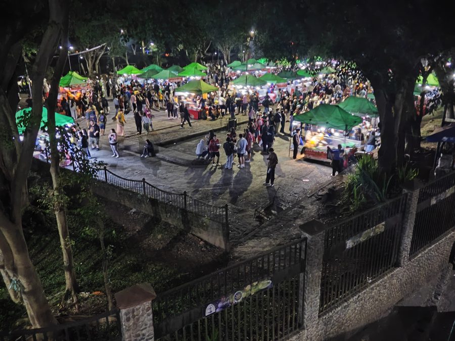 Essensbereich des Nachtmarkts von Baguio City mit Marktständen
