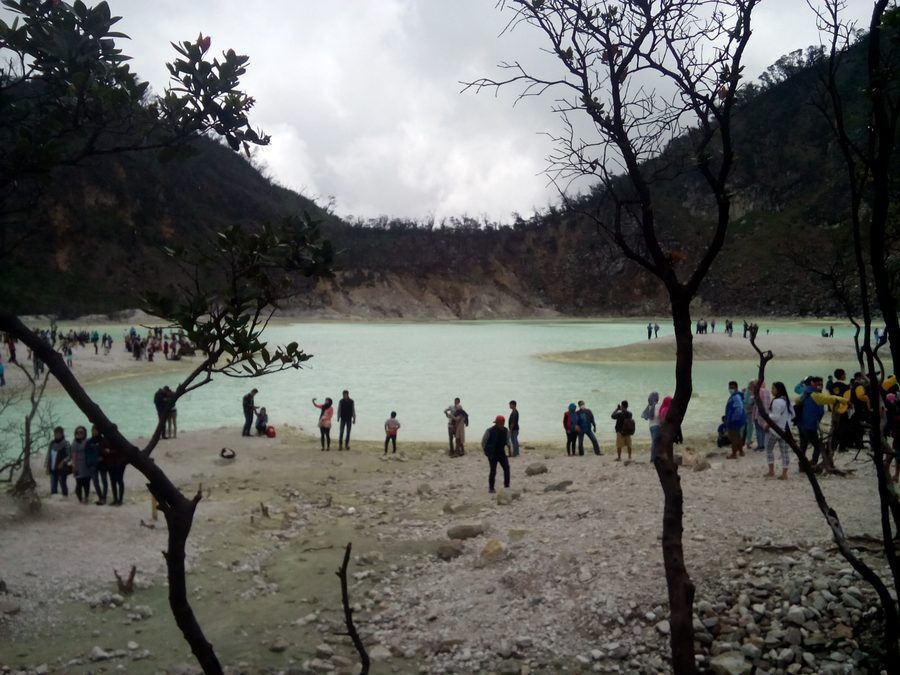 Kawah Putih di kawasan Ciwidey, Jawa Barat