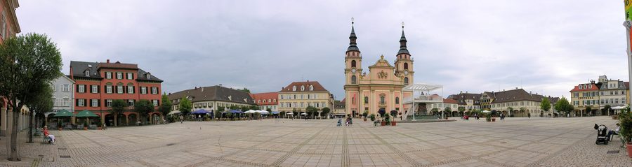 Arkadenumsäumter Marktplatz in Ludwigsburg
