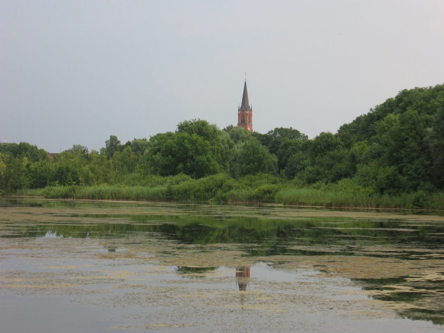 Schlosssee in Penkun mit der neogotischen Penkuner Kirche