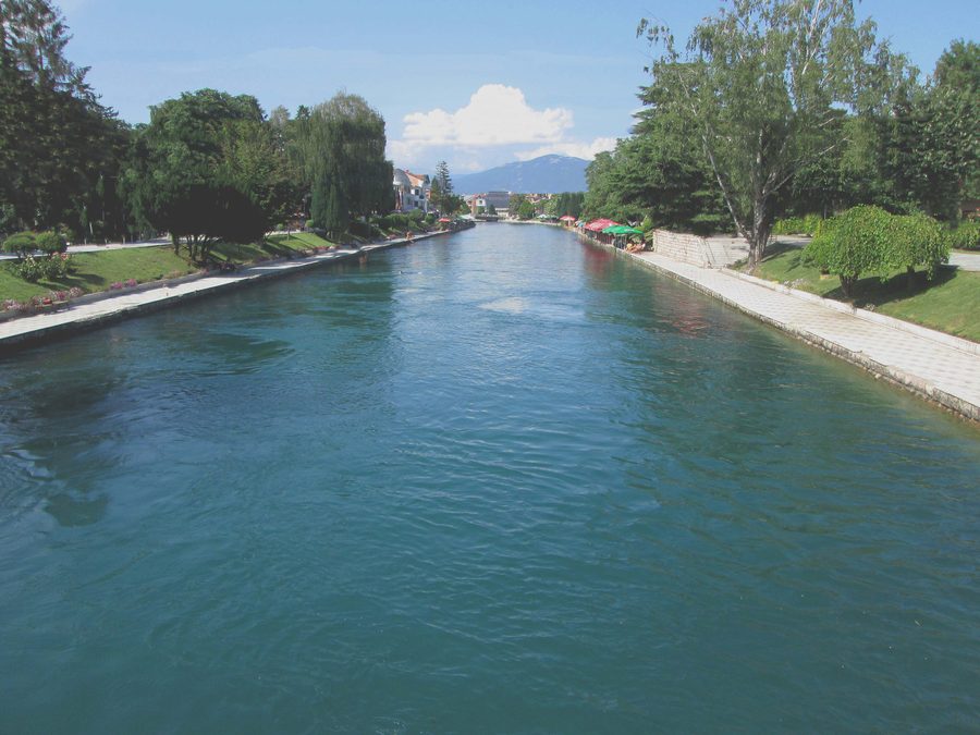 Der Schwarze Drin fließt aus dem Ohridsee durch Struga.