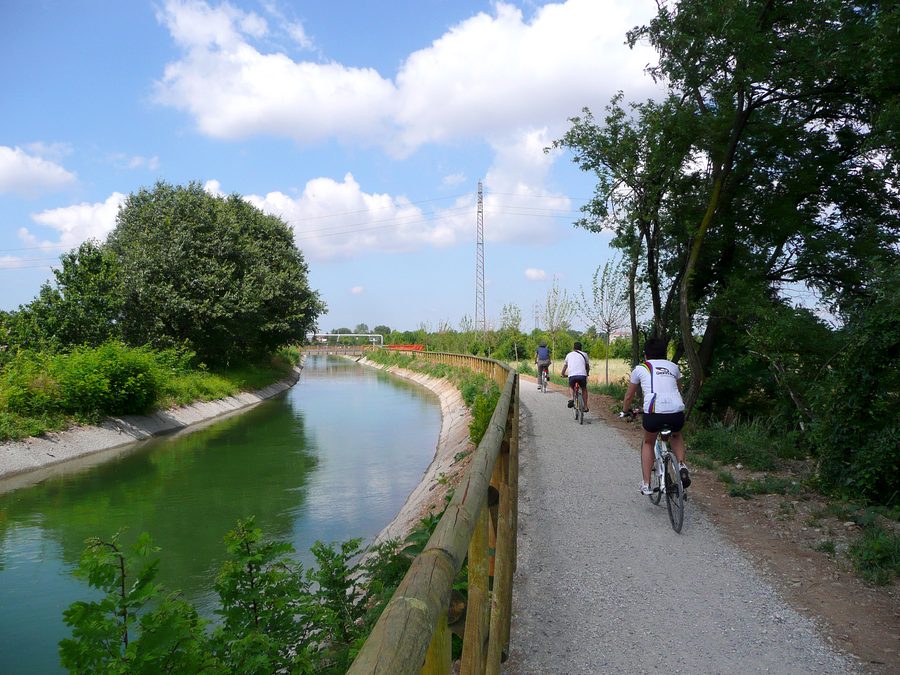 Weg entlang des Villoresi-Kanals im Parco Grugnotorto Villoresi