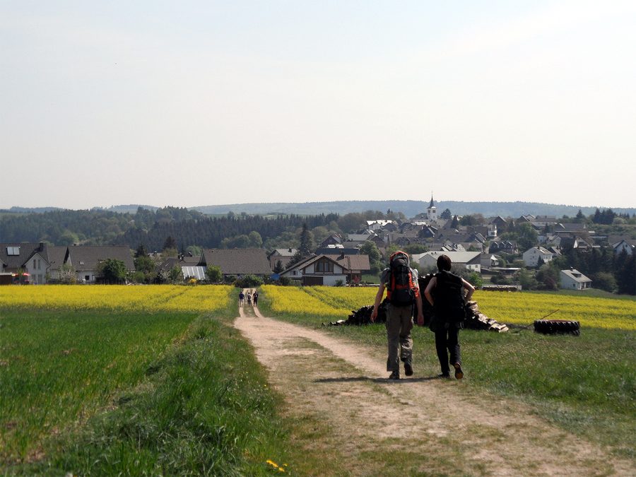 Wanderer auf dem Rheinsteig bei Dörscheid