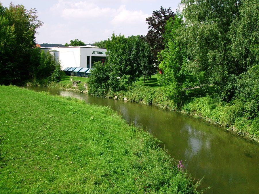 Kesseltal bei Bissingen mit dem Fluss Kessel und der umliegenden Landschaft