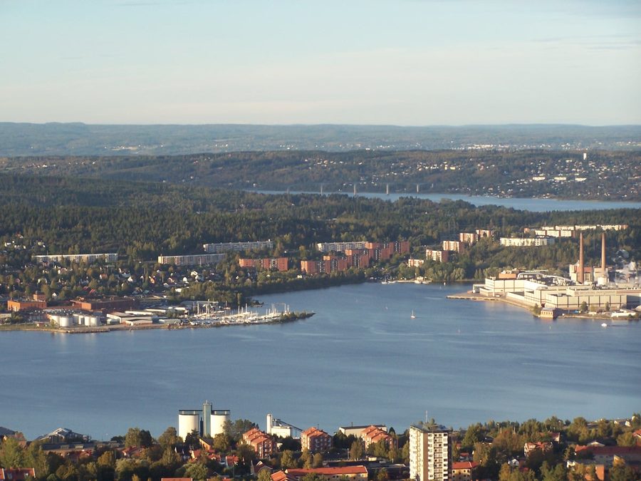 Blick auf die Brücke zur Insel Alnö über der Küstenlandschaft bei Sundsvall