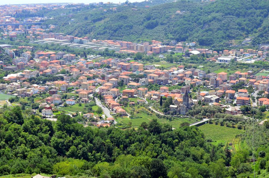 Panorama von Cogorno von Breccanecca aus mit der hügeligen Landschaft Liguriens