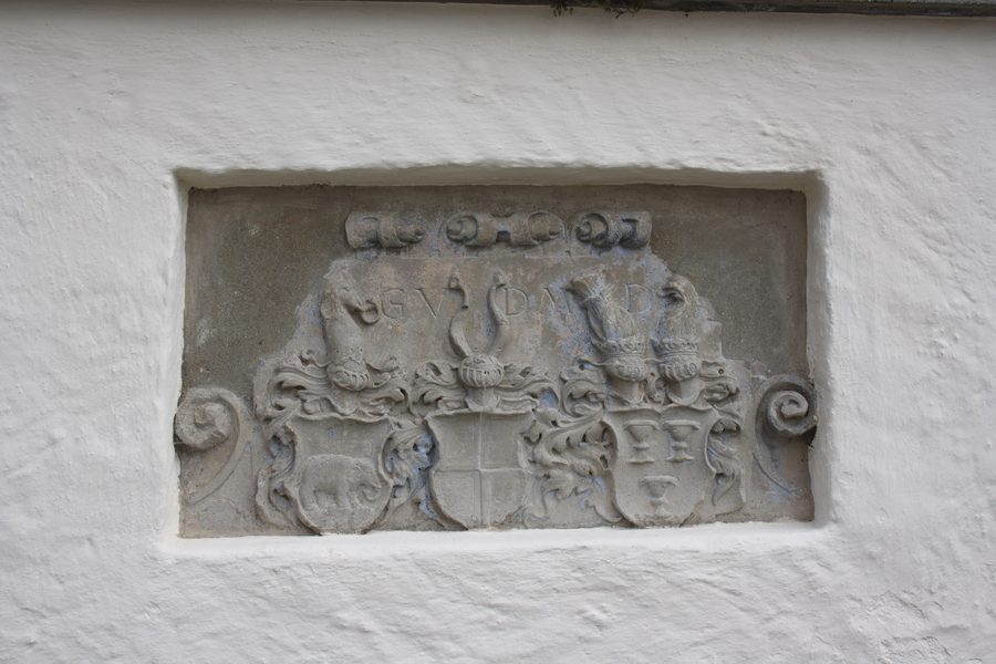 Ehemaliges katholisches Pfarrhaus in Bissingen mit historischen Wappen