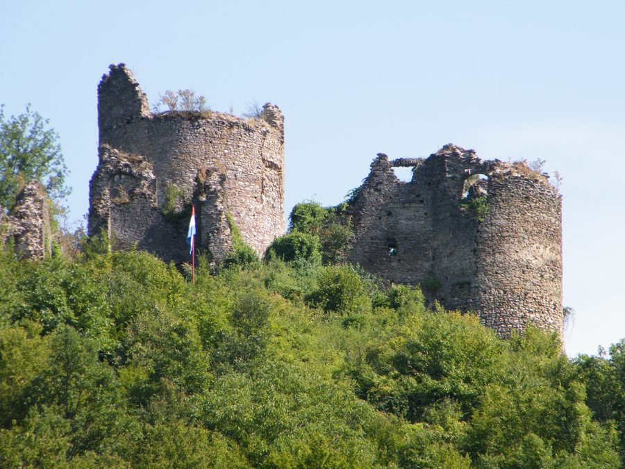Blick auf die Ruine der mittelalterlichen Burg Gvozdansko in Kroatien