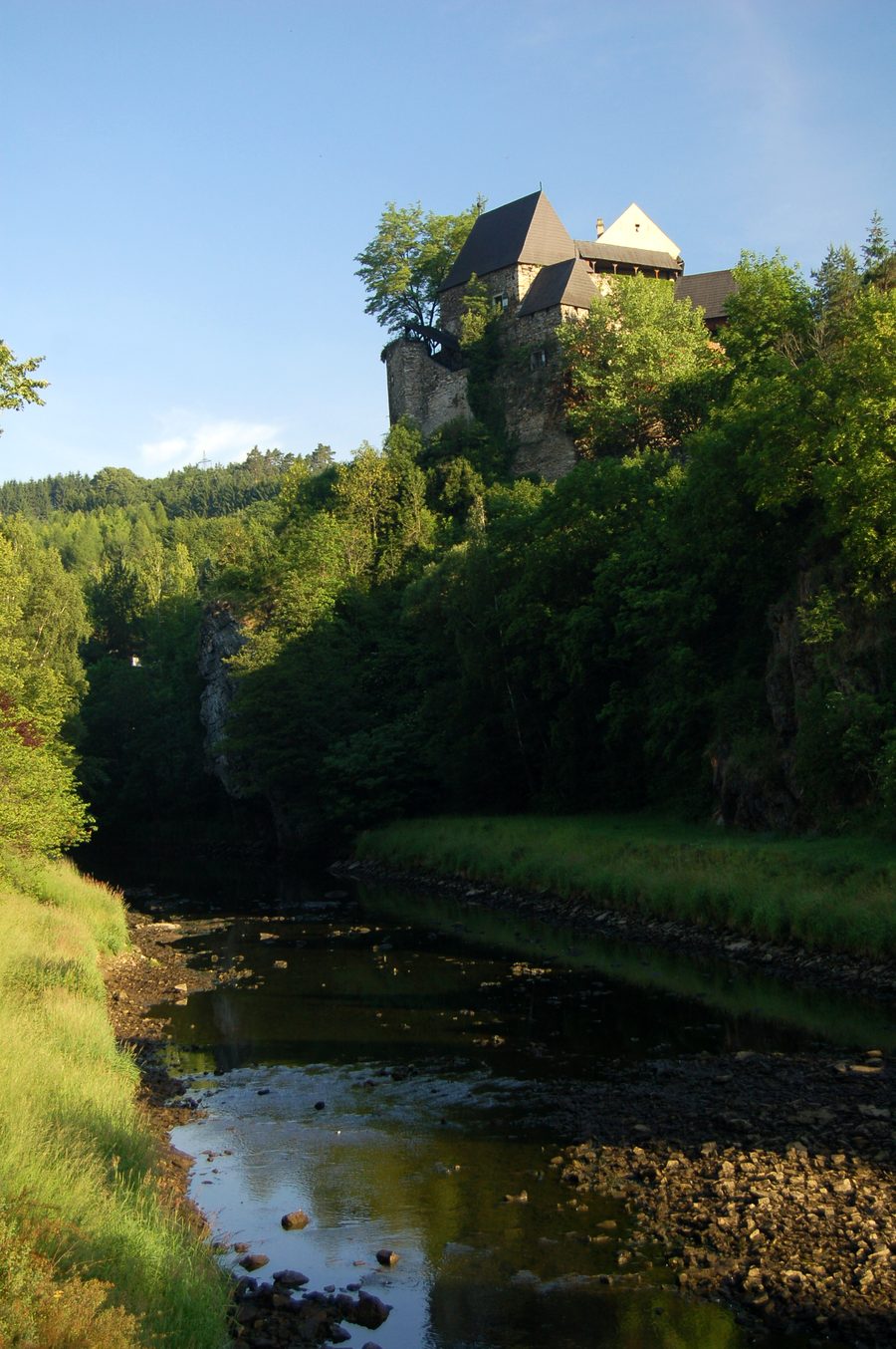 Burg Krumau auf einem Felsen über dem Kamp in Krumau am Kamp